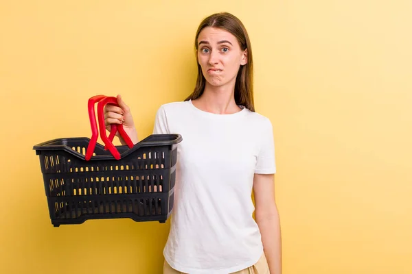 Giovane Donna Carina Adulta Che Tiene Cesto Della Spesa Vuoto — Foto Stock