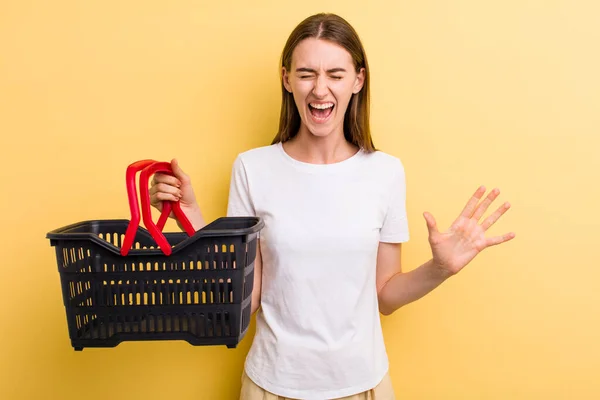 Joven Adulto Bonita Mujer Sosteniendo Vacío Cesta Compra —  Fotos de Stock