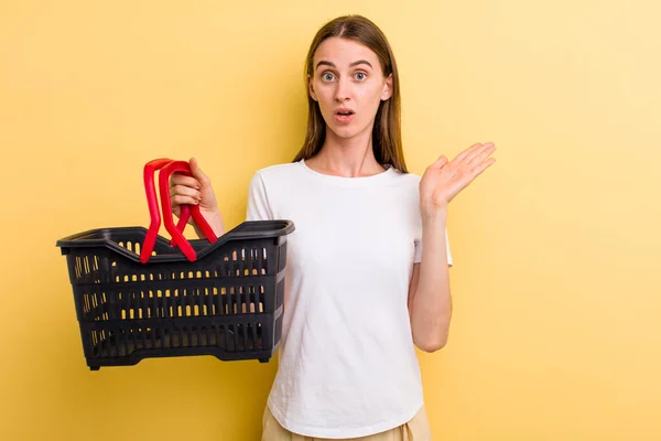 Jovem Adulto Bonita Mulher Segurando Uma Cesta Compras Vazia — Fotografia de Stock