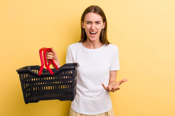 Junge Erwachsene Hübsche Frau Mit Einem Leeren Einkaufskorb — Stockfoto