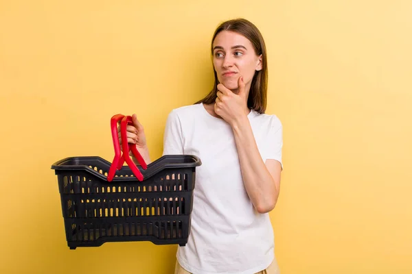 Giovane Donna Carina Adulta Che Tiene Cesto Della Spesa Vuoto — Foto Stock