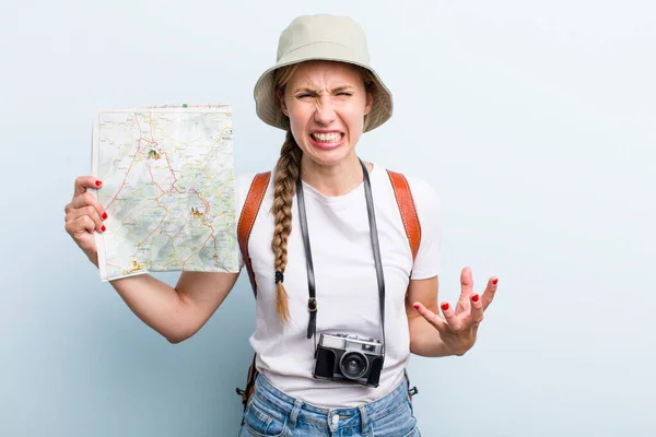 Молода Доросла Блондинка Турист Концепцією Карти — стокове фото