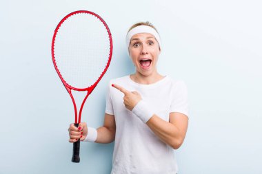 Güzel sarışın, genç, yetişkin bir kadın. tenis sporu konsepti