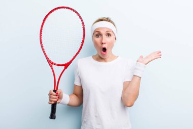 Güzel sarışın, genç, yetişkin bir kadın. tenis sporu konsepti