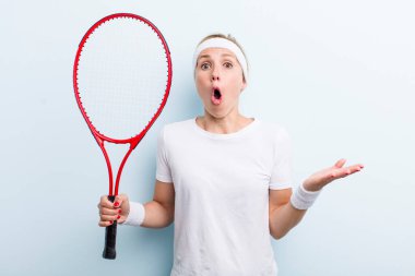 Güzel sarışın, genç, yetişkin bir kadın. tenis sporu konsepti