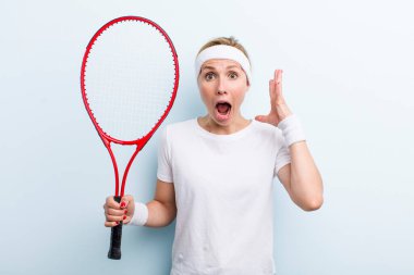 Güzel sarışın, genç, yetişkin bir kadın. tenis sporu konsepti