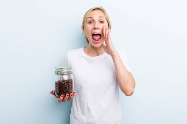 Güzel sarışın, genç, yetişkin bir kadın. kahve çekirdeği konsepti