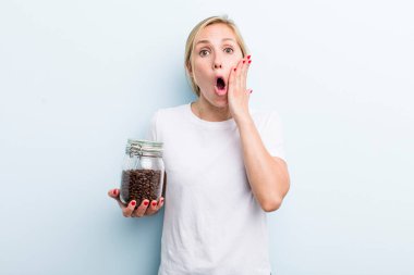 Güzel sarışın, genç, yetişkin bir kadın. kahve çekirdeği konsepti