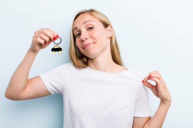 Güzel sarışın, genç, yetişkin bir kadın ve araba anahtarı.