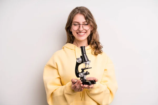 Έφηβη Επιστήμονας Φοιτητής Μικροσκόπιο — Φωτογραφία Αρχείου