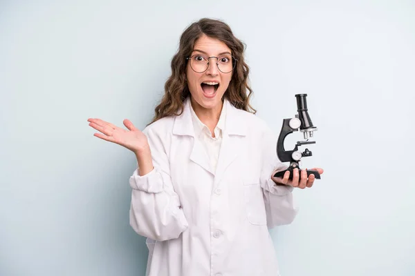 年轻的漂亮的成年女子 拿显微镜的科学家学生 — 图库照片