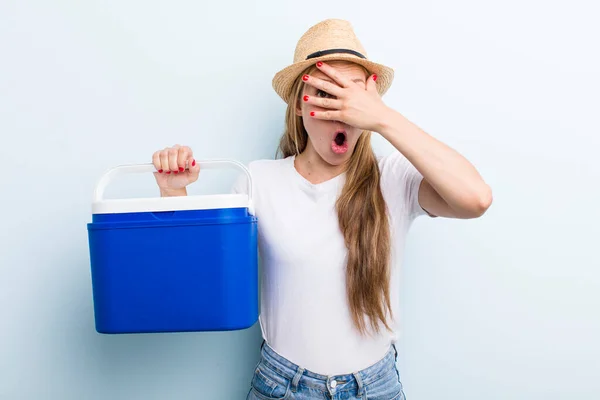 Mooie Blonde Jonge Volwassen Vrouw Met Een Draagbare Koelkast Zomerpicknick — Stockfoto