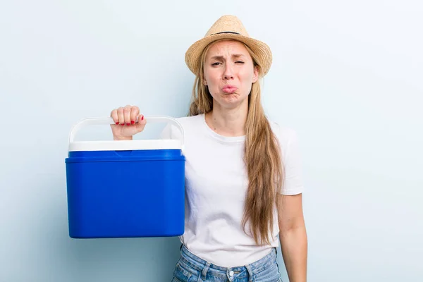 Mooie Blonde Jonge Volwassen Vrouw Met Een Draagbare Koelkast Zomerpicknick — Stockfoto