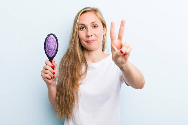 красивая блондинка, взрослая женщина с расческой для волос