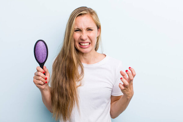 красивая блондинка, взрослая женщина с расческой для волос