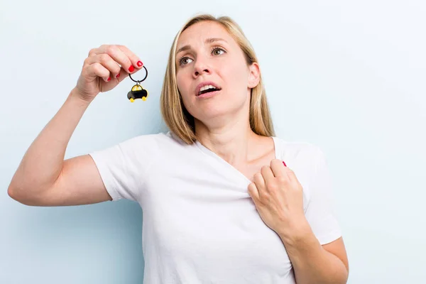 Hübsche Blonde Junge Erwachsene Frau Mit Einem Autoschlüssel — Stockfoto