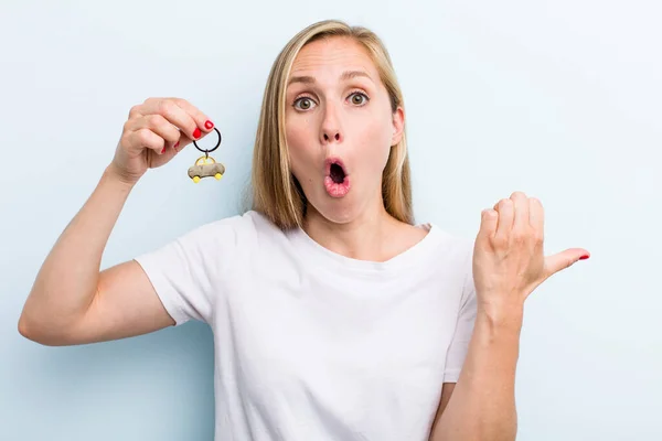 Pretty Blonde Young Adult Woman Car Key — Stock Photo, Image