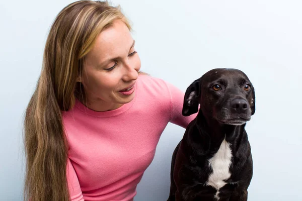 Hübsche Blonde Junge Erwachsene Frau Genießt Mit Ihrem Hund — Stockfoto