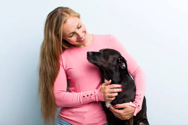 Pretty Blonde Young Adult Woman Enjoying Her Dog — Fotografia de Stock