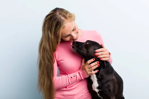 Pretty Blonde Young Adult Woman Enjoying Her Dog — Fotografia de Stock