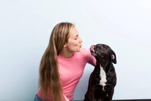 Pretty Blonde Young Adult Woman Enjoying Her Dog — Fotografia de Stock