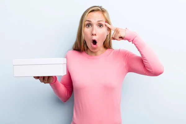 Mooi Blond Jong Volwassen Vrouw Met Een Afhaalpizza Doos — Stockfoto