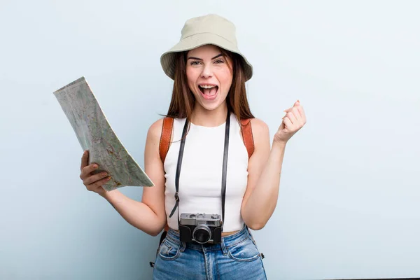 Молода Доросла Гарна Жінка Насолоджується Відпусткою Туристична Концепція — стокове фото