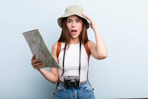 Молода Доросла Гарна Жінка Насолоджується Відпусткою Туристична Концепція — стокове фото