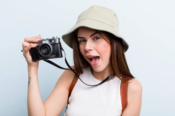 Молодая Взрослая Красивая Женщина Наслаждается Отпуском Туристическая Концепция — стоковое фото