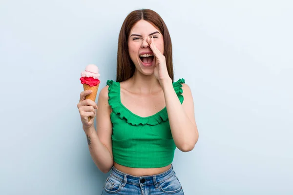 Young Adult Pretty Woman Summer Ice Cream Concept — Stockfoto