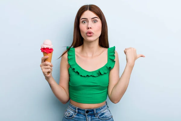 Young Adult Pretty Woman Summer Ice Cream Concept — Stockfoto