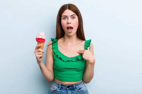 Young Adult Pretty Woman Summer Ice Cream Concept — ストック写真