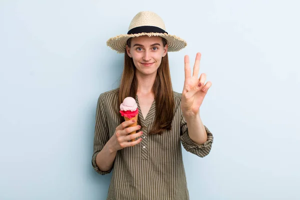 Dondurmalı Genç Güzel Bir Kadın Yaz Kokpiti — Stok fotoğraf