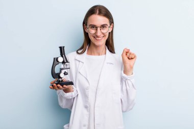 Genç, yetişkin, güzel kadın. Bilim adamı öğrenci konsepti