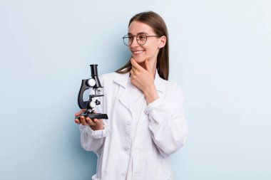 Genç, yetişkin, güzel kadın. Bilim adamı öğrenci konsepti