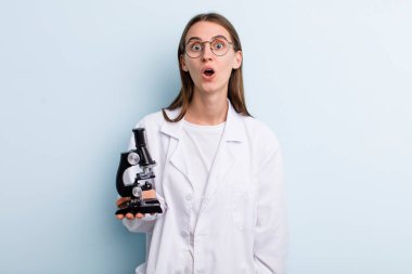 Genç, yetişkin, güzel kadın. Bilim adamı öğrenci konsepti