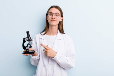 Genç, yetişkin, güzel kadın. Bilim adamı öğrenci konsepti