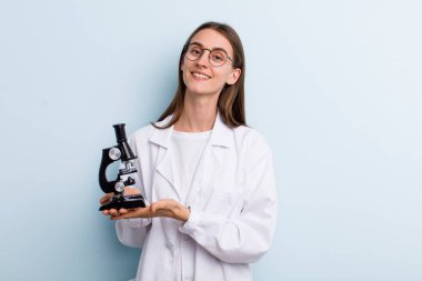 Genç, yetişkin, güzel kadın. Bilim adamı öğrenci konsepti