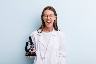 Genç, yetişkin, güzel kadın. Bilim adamı öğrenci konsepti