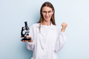 Genç, yetişkin, güzel kadın. Bilim adamı öğrenci konsepti