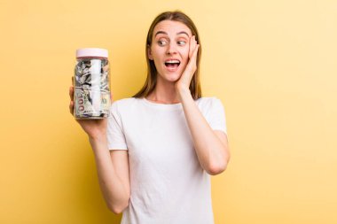 Tasarruf şişesiyle genç ve güzel bir kadın.