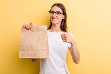 Genç, yetişkin, güzel kadın. teslimat paket servis kavramı