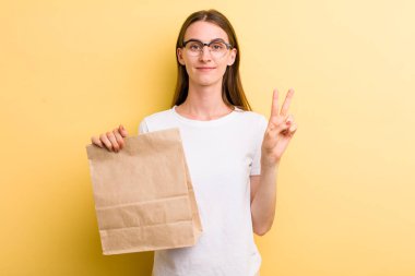 Genç, yetişkin, güzel kadın. teslimat paket servis kavramı