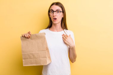 Genç, yetişkin, güzel kadın. teslimat paket servis kavramı