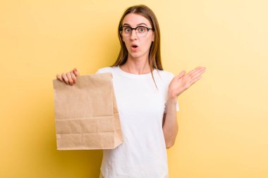 Genç, yetişkin, güzel kadın. teslimat paket servis kavramı