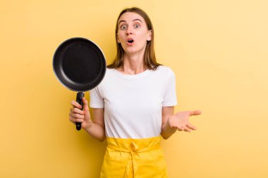 Genç, yetişkin, güzel, aşçı kadın.