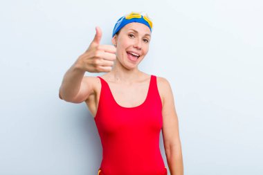 Genç, sarışın bir kadın. yüzücü ve yaz konsepti