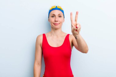 Genç, sarışın bir kadın. yüzücü ve yaz konsepti