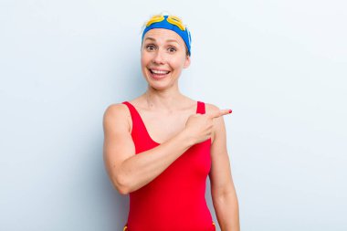 Genç, sarışın bir kadın. yüzücü ve yaz konsepti