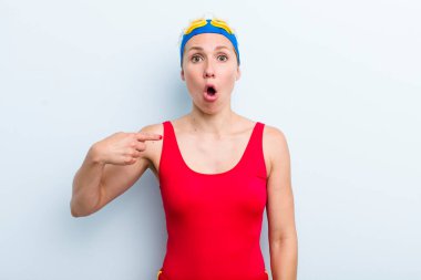 Genç, sarışın bir kadın. yüzücü ve yaz konsepti